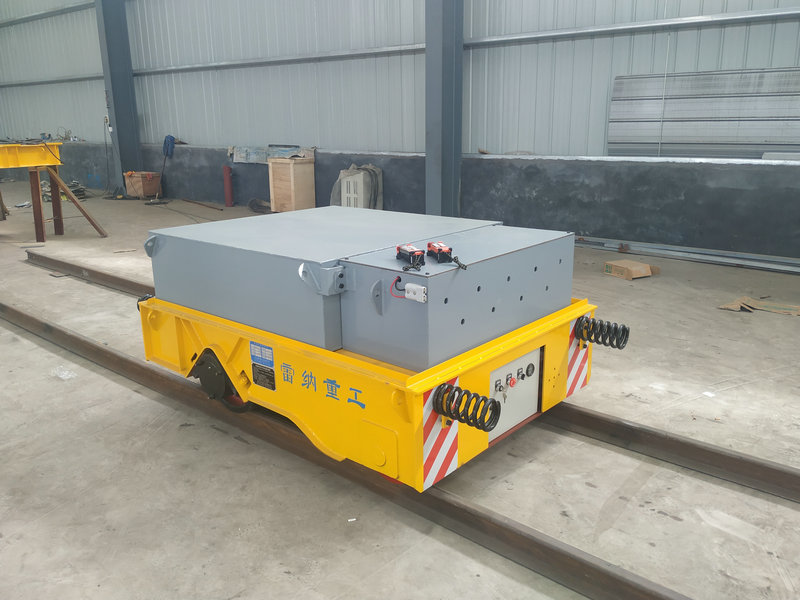 Cărucior de transport electric montat pe calea ferată