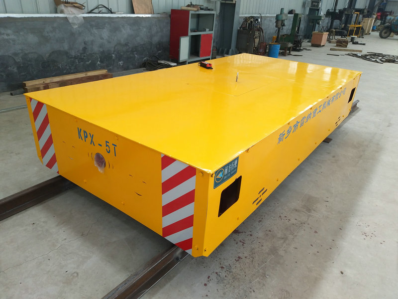 Cutia de transport a materialelor pentru tractoare de 5 tone