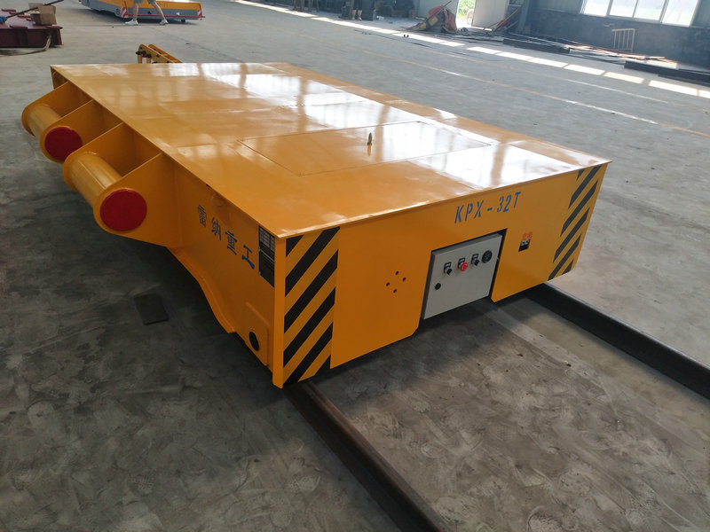 Trolley de 32 de tone conectat la tractor