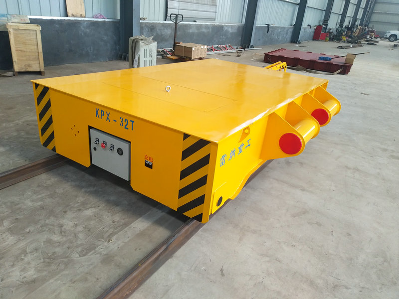 Trolley de 32 de tone conectat la tractor
