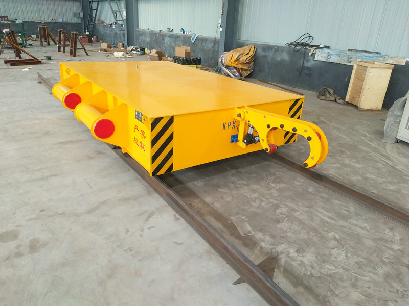 Trolley de 32 de tone conectat la tractor