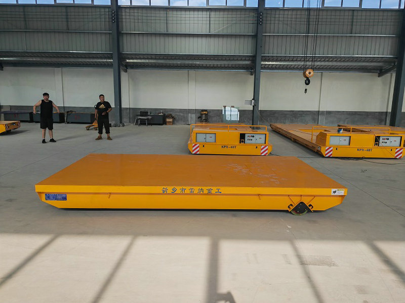 Mașină electrică fără tracțiune cu transfer multi-directional